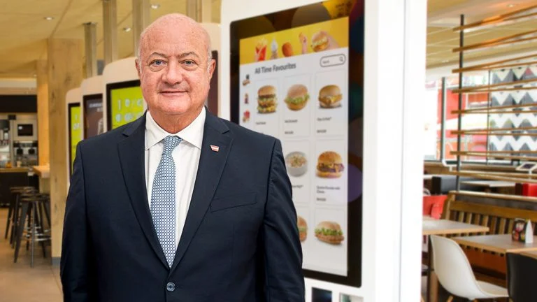 Das Bild zeigt Stocker in einer McDonalds Filiale beim bestellen.