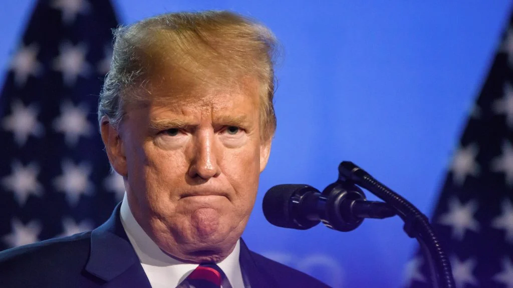 Das Bild zeigt einen zerknirscht schauenden Trump.