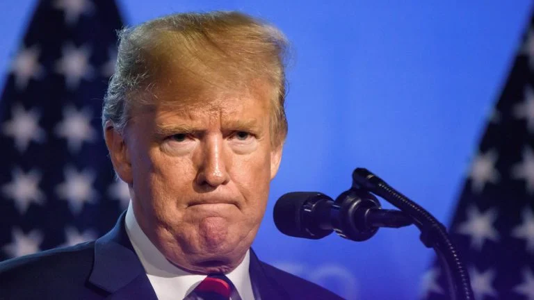 Das Bild zeigt einen zerknirscht schauenden Trump.