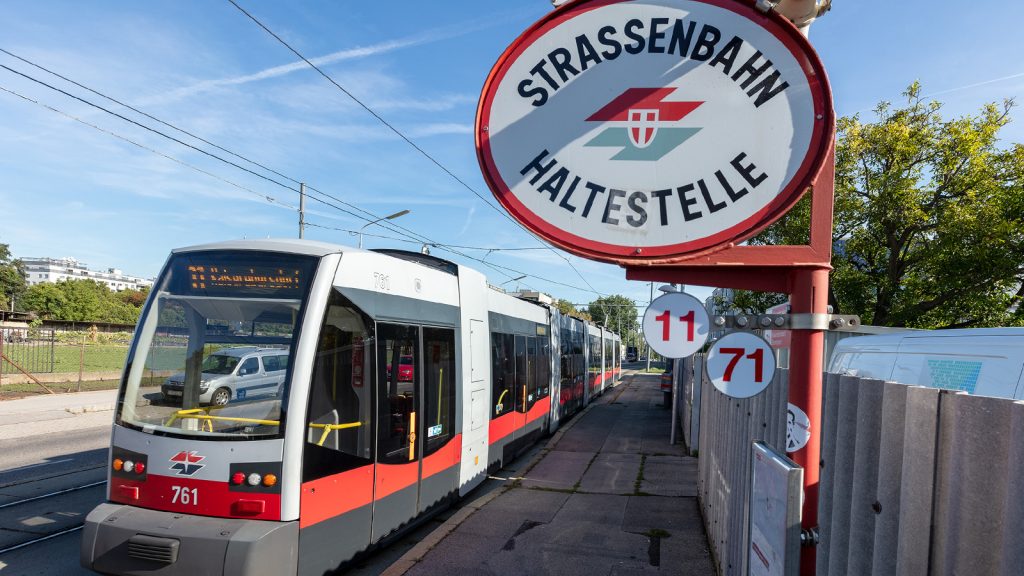 Das Bild zeigt eine Straßenbahnstation in Wien.