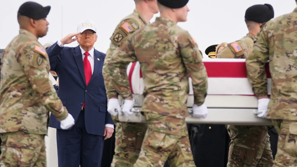 Das Bild zeigt Trump wie er einem gefallenen Soldaten in einem Sarg salutiert.