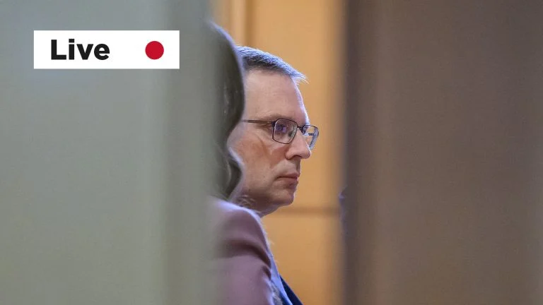 Das Bild zeigt Wöginger, fotografiert durch einen Türschlitz.