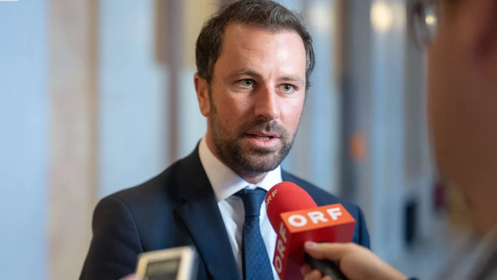 Das Bild zeigt Georg Dornauer mit einem ORF-Mikro.