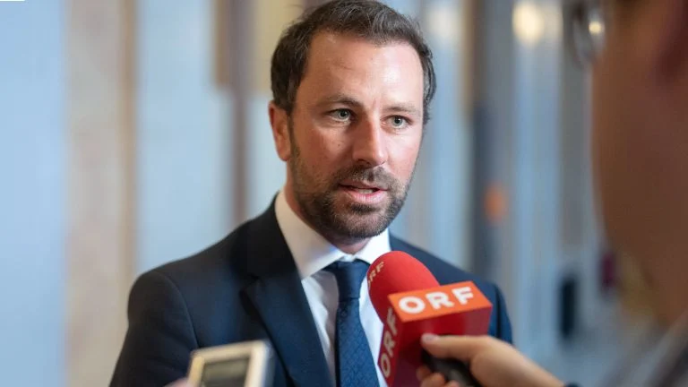 Das Bild zeigt Georg Dornauer mit einem ORF-Mikro.