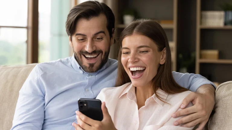 Lachendes Paar mit Smartphone