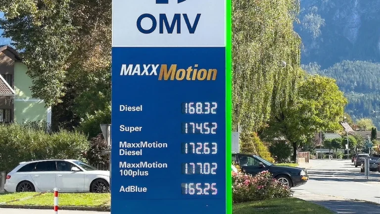 Das Bild zeigt eine OMV Preistafel an einer Tankstelle. Die Preise sind extrem hoch.