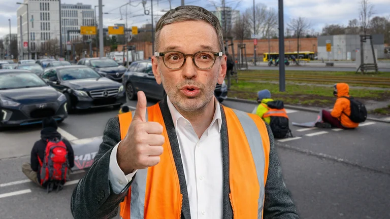 Das Bild zeigt Kickl in Warnweste bei einer Straßenblockade.
