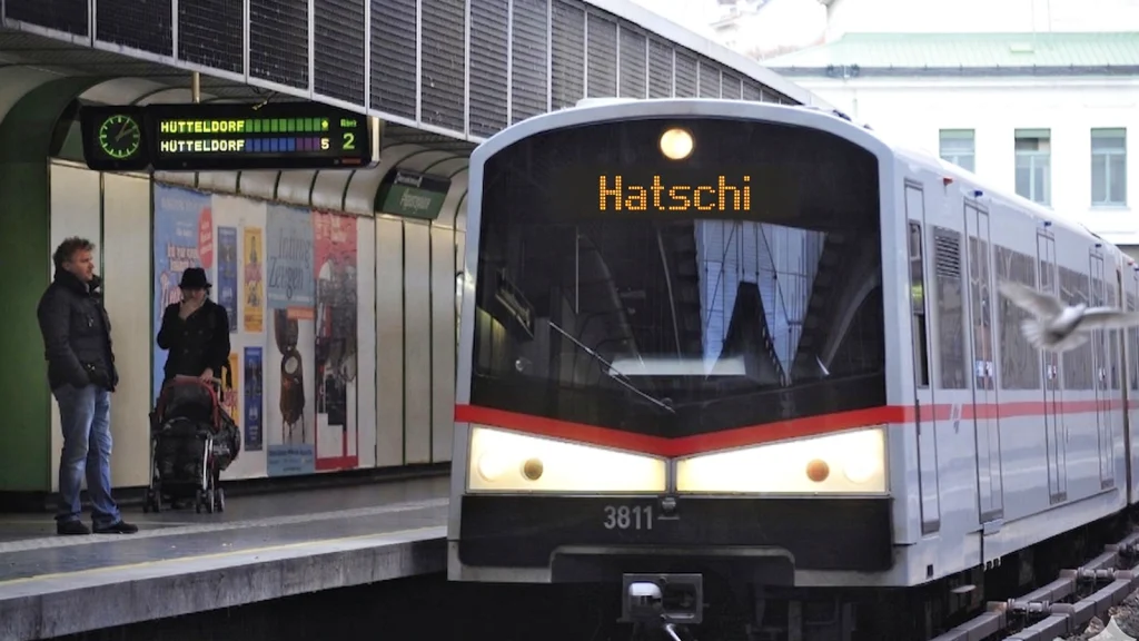Das Bild zeigt einen Ubahn-Zug. Auf dem Display des Zuges wird "Hatschi" angezeigt.