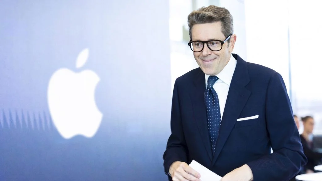 Das Bild zeigt Harald Mahrer vor einer Wand mit einem Apple Logo.