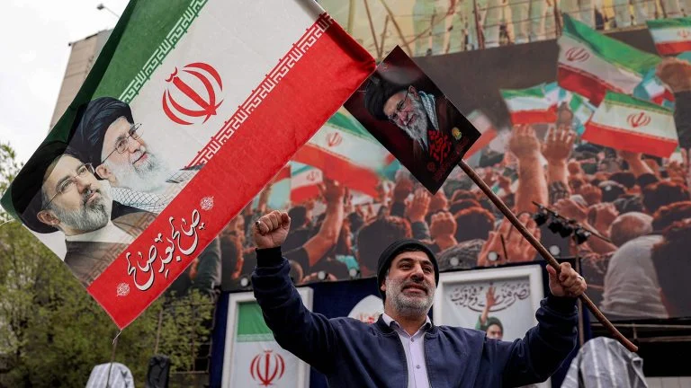 Das Bild zeigt einen feiernden Iraner mit Flagge.