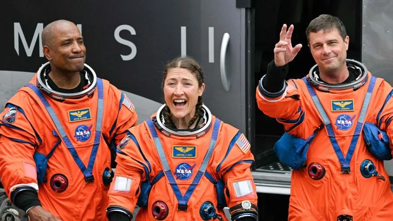 Das Bild zeigt die Crew beim Abschied.