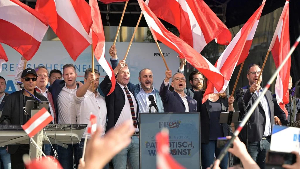 Das Bild zeigt feiernde FPÖ-Funktionäre.