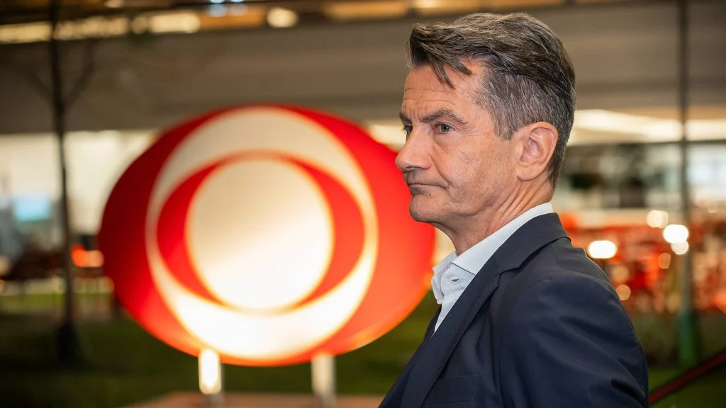 Das Bild zeigt Roland Weißmann mit zerknirschten Gesicht.