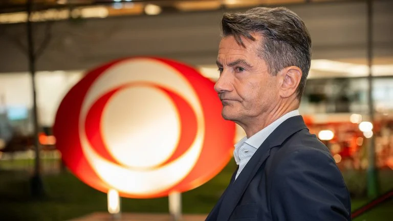 Das Bild zeigt Roland Weißmann mit zerknirschten Gesicht.