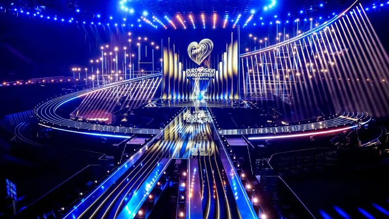 Das Bild zeigt die ESC Bühne in der Stadthalle.