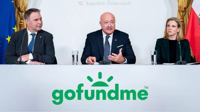 Das Bild zeigt Babler, Stocker und Meinl-Reisinger bei einer Pressekonferenz. Daneben das "gofundme"-Logo.