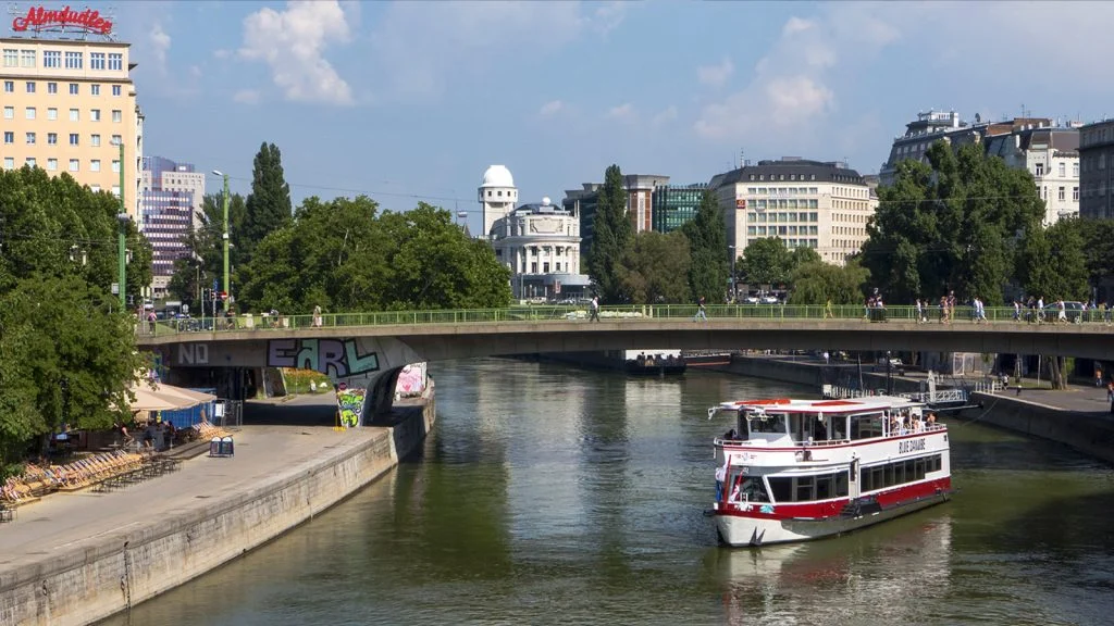 Das Bild zeigt den Wiener Donaukanal.