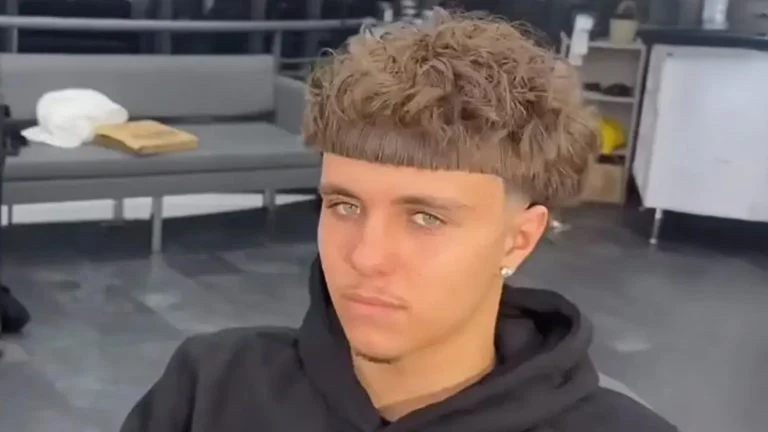 Das Bild zeigt einen Mann mit Edgar-Cut.