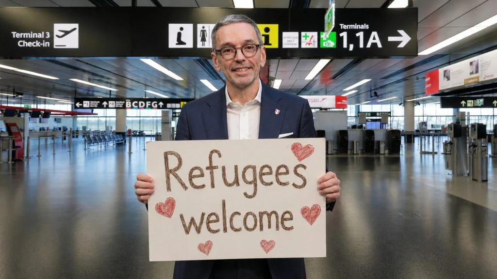 Kickl am Flughafen mit Schild "Refugees welcome"