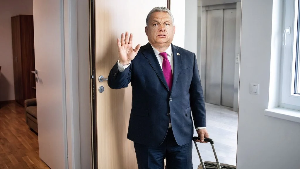 Das Bild zeigt Viktor Orban beim Betreten einer Wohnung mit Koffer.