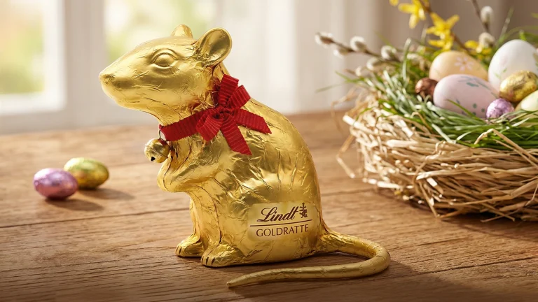 Das Bild zeigt eine Ratte in der Optik des Lindt Goldhasen.