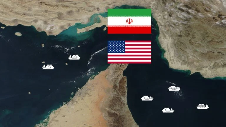 Das Bild zeigt ein Satellitenbild von der Straße von Hormus. Sie wird blockiert von einer Iran und einer USA Flagge.