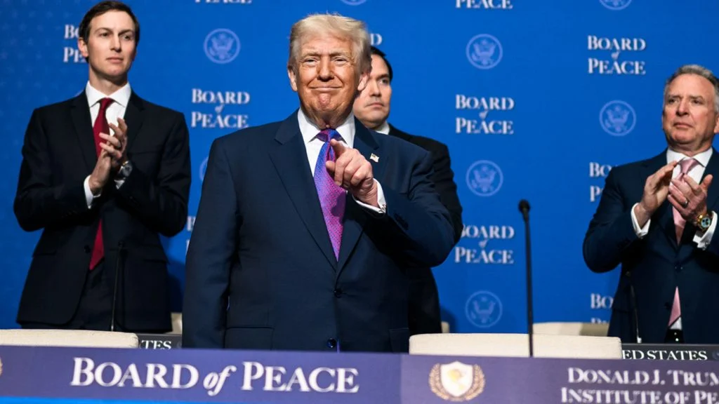 Das Bild zeigt Trump umringt von klatschenden Wegbegleitern.