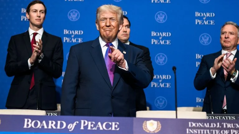 Das Bild zeigt Trump umringt von klatschenden Wegbegleitern.