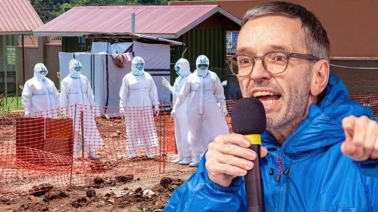 Das Bild zeigt Kickl mit einem Mikrofon. Im Hintergrund sieht man Ärzte und Helfer in weißen Ganzkörperanzügen.