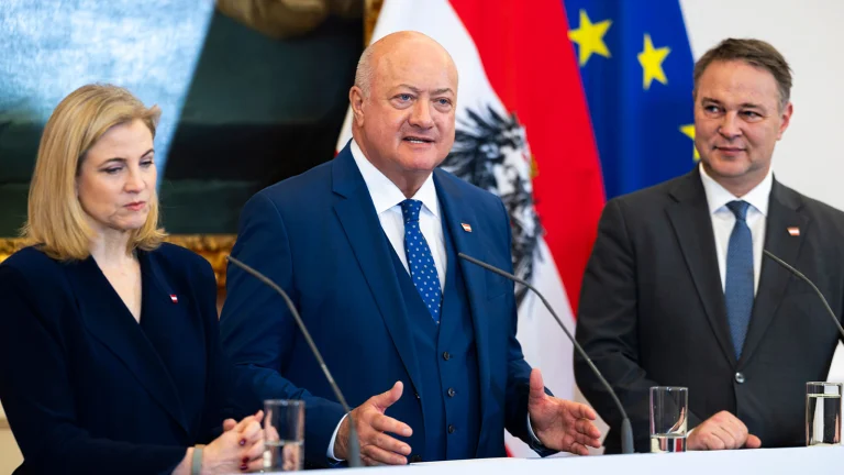 Das Bild zeigt Stocker, Meinl-Reisinger und Babler bei einer Pressekonferenz.
