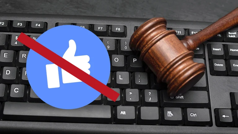 Das Bild zeigt einen Richter-Hammer auf einer Tastatur, daneben sieht man ein Like-Symbol rot durchgestrichen.