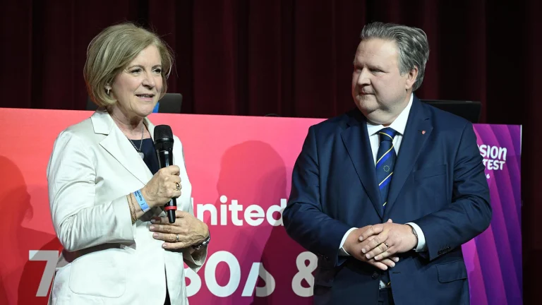 Das Bild zeigt ORF-Chefin Thurnher und Bürgermeister Michael Ludwig bei einer Pressekonferenz.