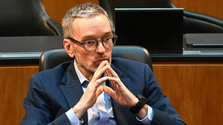 Das Bild zeigt Herbert Kickl, wie er angestrengt nachdenkt.