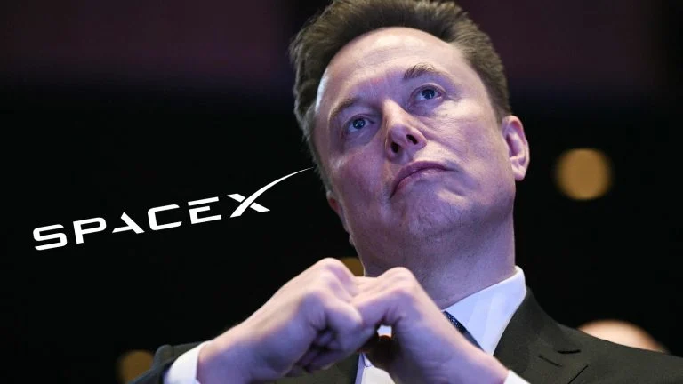Elon Musk mit SpaceX Logo