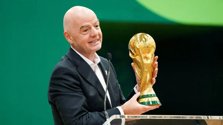 Das Bild zeigt Giani Infantino mit dem WM-Pokal.