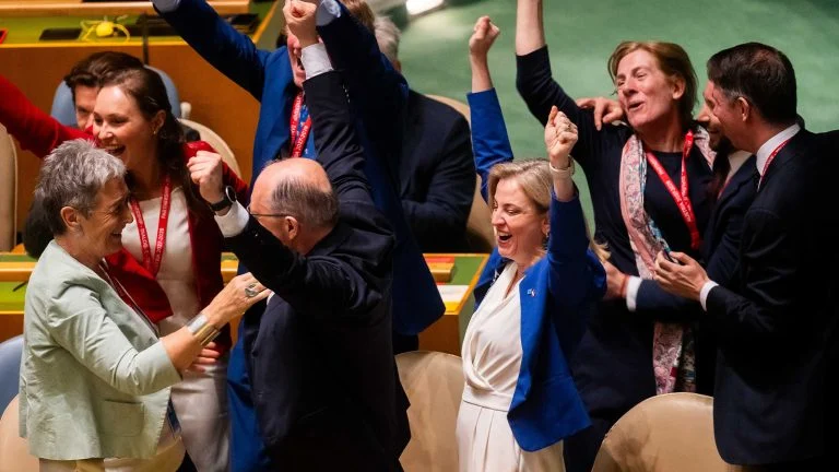 Das Bild zeigt die österreichische Delegation beim Jubeln.