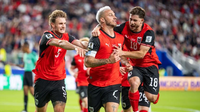 Das Bild zeigt ÖFB-Spieler beim Torjubel.
