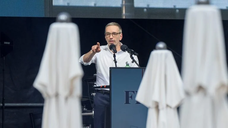 Kickl hält Rede vor Sonnenschirmen