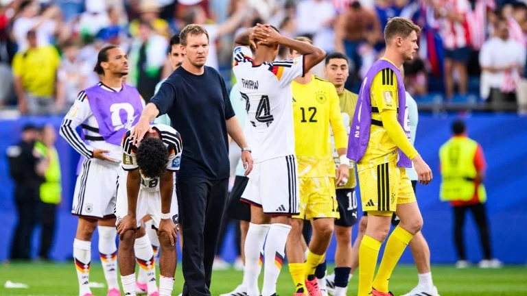 Das Bild zeigt das enttäuschte deutsche Nationalteam.