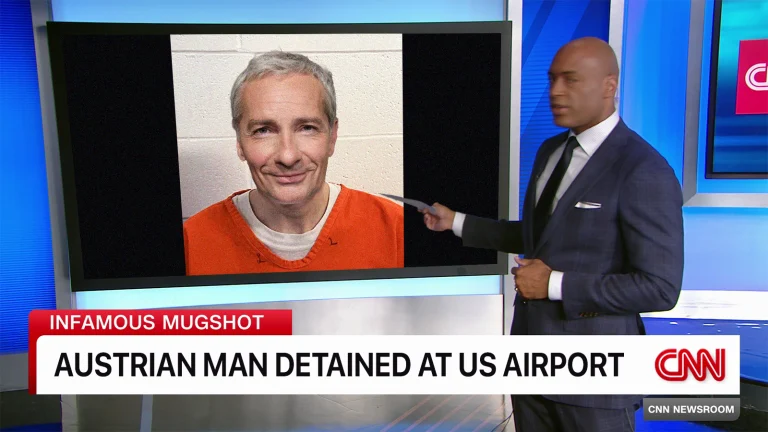 Das Bild zeigt eine Liveberichterstattung von CNN. Auf einem Bildschirm sieht man den Mugshot von Rainer Pariasek.
