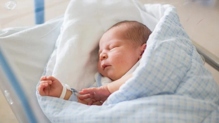 Das Bild zeigt ein schlafendes Baby.