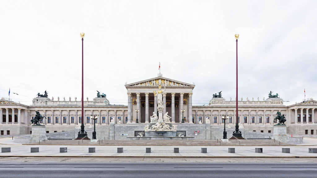 Das Bild zeigt den leeren Platz vorm Parlament.