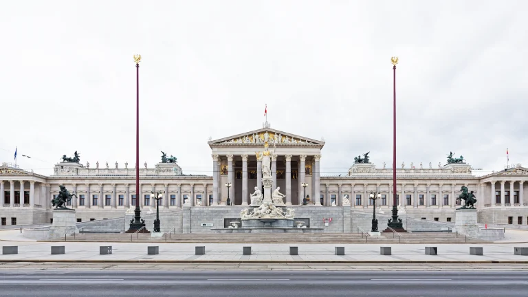 Das Bild zeigt den leeren Platz vorm Parlament.