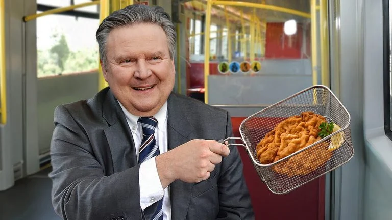 Das Bild zeigt Bürgermeister Michael Ludwig in der U6. Er hält einen Frittierkorb in der Hand.