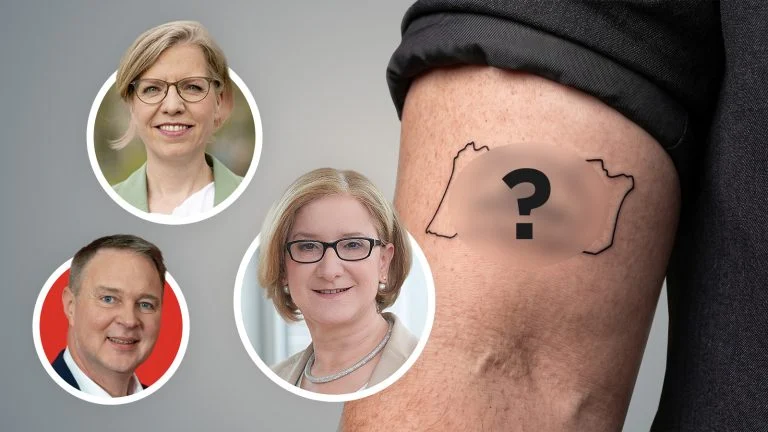 Das Bild zeigt Andreas Babler, Leonore Gewessler und Johanna Mikl-Leitner. Daneben ein Arm mit geblurrtem Tattoo.