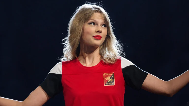 Das Bild zeigt Taylor Swift in einem Admira Trikot.