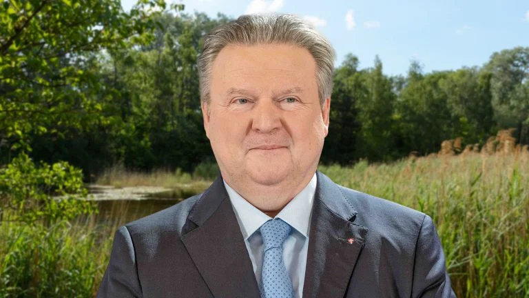 Das Bild zeigt Michael Ludwig mit einem Grinser in der Lobau stehen.