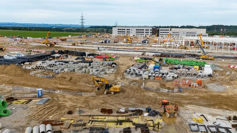 Das Bild zeigt die große Baustelle des Rechenzentrums.