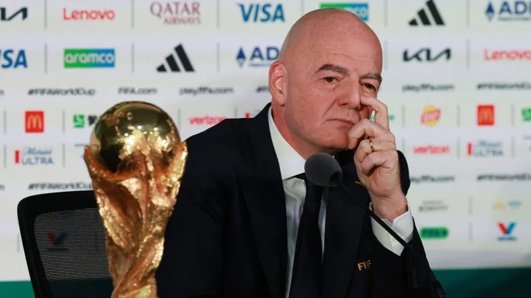 Das Bild zeigt Infantino vor einer Sponsorenwand mit dutzenden Logos.