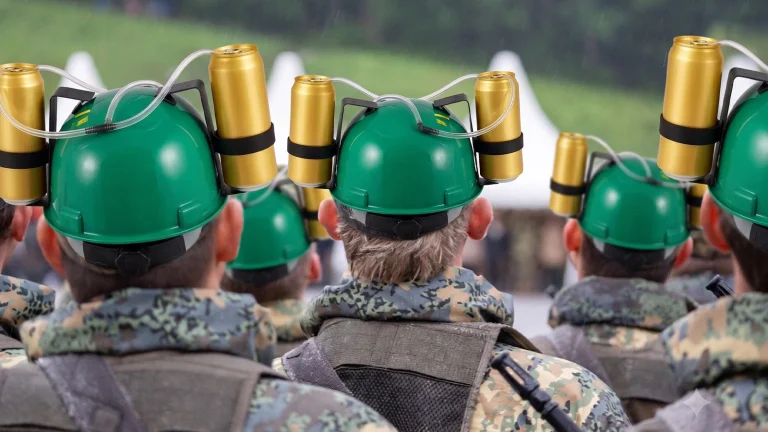 Das Bild zeigt Bundesheerrekruten mit Bierhelmen.